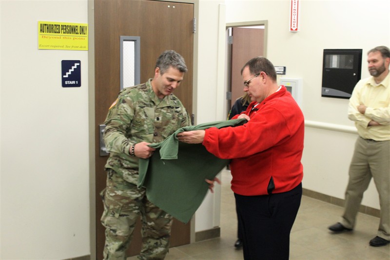 OWW trip 4f 120916 Bien presents commander with shirt