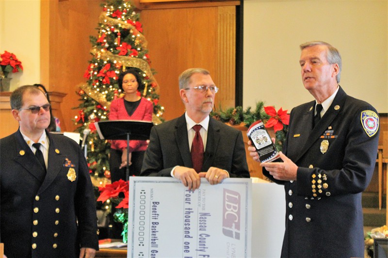 OWW STG and Bien present OWW Plaque to pastor Dec2016