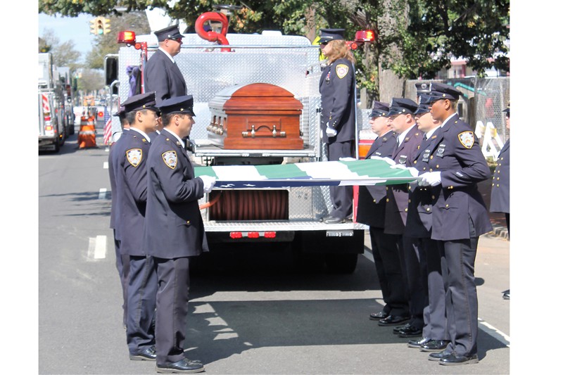 mcd9w 083016 NYPD flag folded